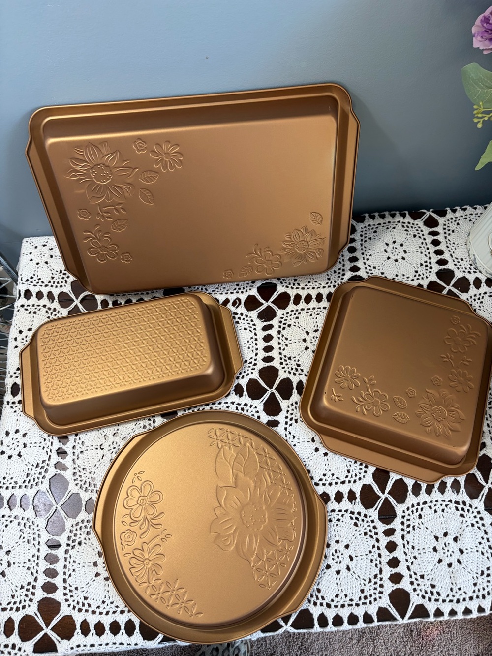 Gibson Country Kitchen Non-Stick Steel Floral Embossed 4-Piece Bakeware Set New - Picture 7 of 16